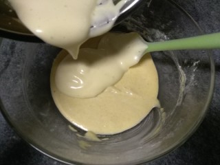 奶香玉米饼,分两次加入到之前翻拌好的面粉糊中，翻拌均匀