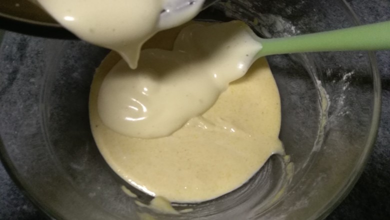 奶香玉米饼,分两次加入到之前翻拌好的面粉糊中，翻拌均匀