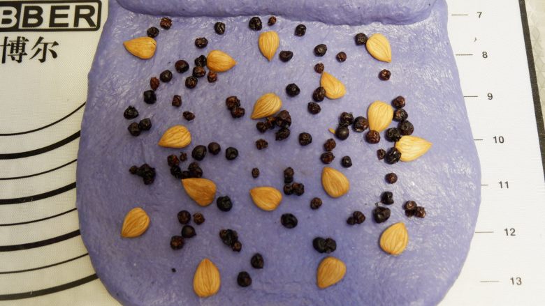 星空吐司（不用摔，不用搓，轻松出膜）,剩余的面皮上平铺上杏仁和蓝莓干卷起来