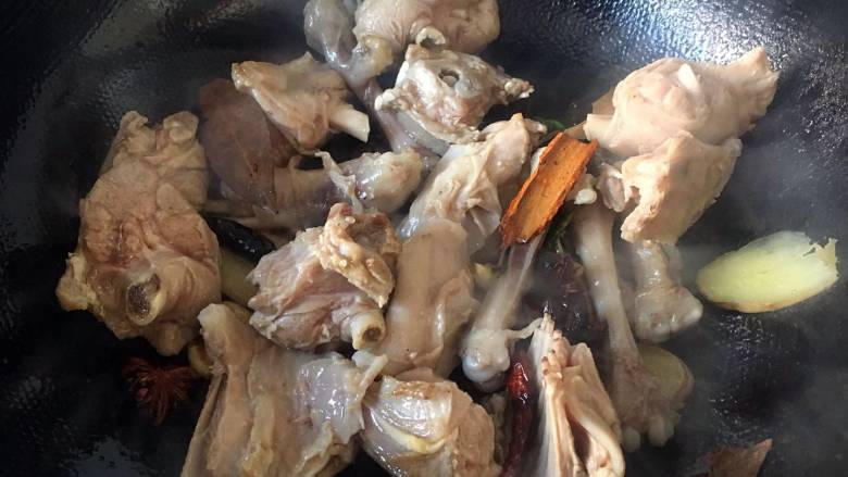 家常红烧小羊肉,放入焯好的羊肉，翻炒，加料酒继续翻炒；