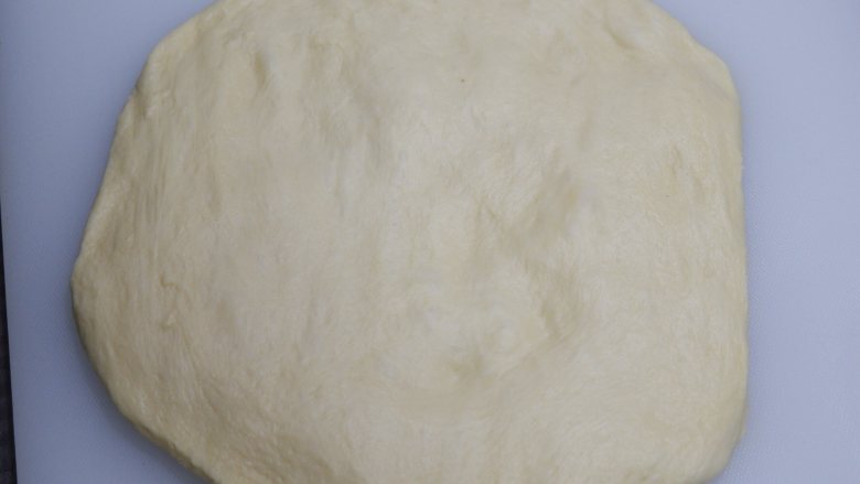 超级柔软的牛角面包,发酵好的腼腆取出按压排气。