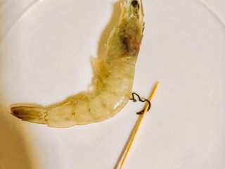 干锅香辣虾,把虾须和虾枪用剪刀剪掉，用牙签扎进虾背第三节处挑出虾线。