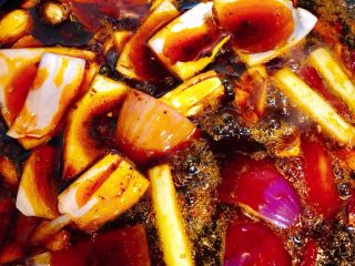 干锅香辣虾,然后把洋葱块放入炒一会。