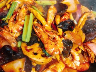 干锅香辣虾,加入虾后放入1小勺白糖、鸡精、蚝油和少许盐翻炒5分钟左右即可。