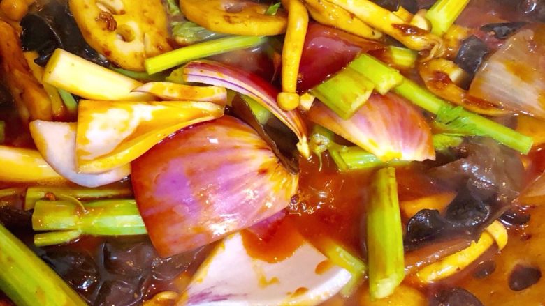 干锅香辣虾,把蔬菜炒熟。