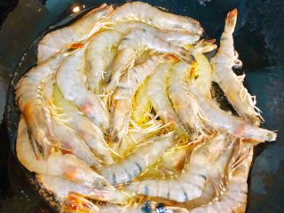 干锅香辣虾,油烧温热后放入虾。