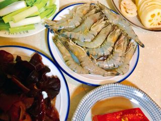 干锅香辣虾,准备好自己喜欢的蔬菜、大葱和虾。
