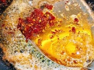 干锅香辣虾,捞出虾后的油小火把水分烧干，加入1勺豆瓣酱。