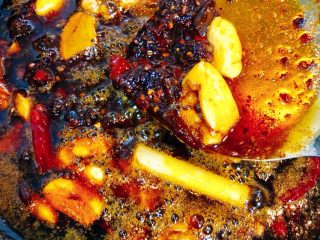 干锅香辣虾,再加入火锅底料、大蒜、姜和大葱段炒香。全程小火炒制。