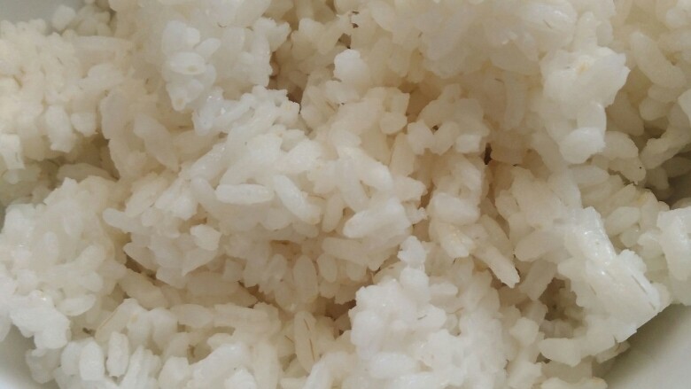 火腿炒米饭,倒油加入葱，姜，先中火炒米饭再转小火，，，