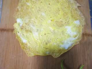 虾仁元宝馄饨,剩余的蛋黄打散用平底锅煎成薄的鸡蛋饼，切成条状。