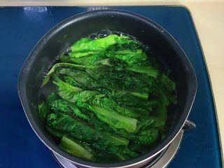 一菜二吃-凉拌爽脆莴笋叶,煮的时候别加盖，煮至颜色翠绿