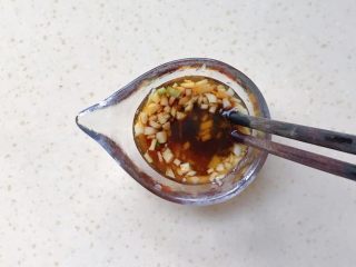 一菜二吃-凉拌爽脆莴笋叶,用筷子搅拌均匀，一定要拌到白糖粒溶化为止