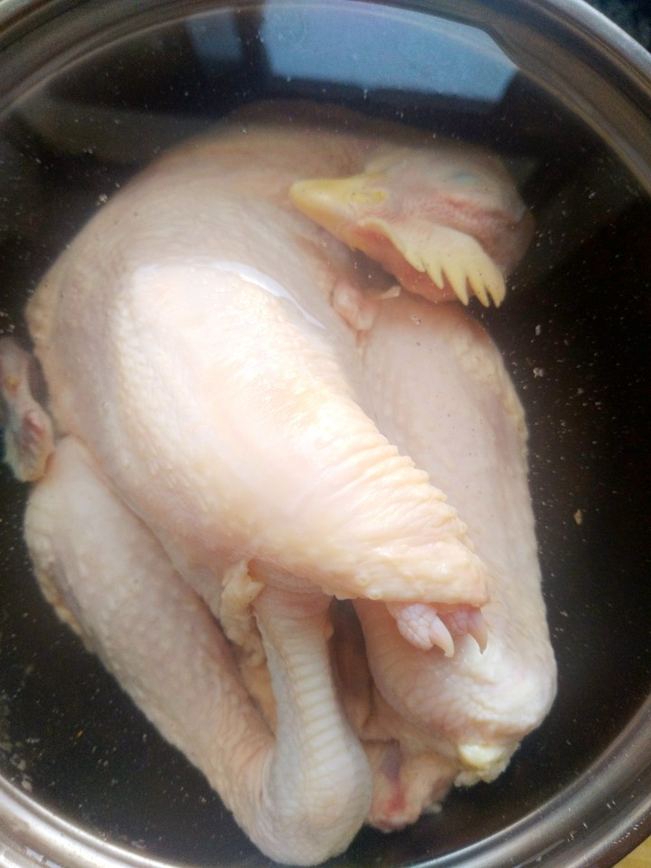 冬日暖心鸡汤,准备:童子鸡一只浸泡出血水。