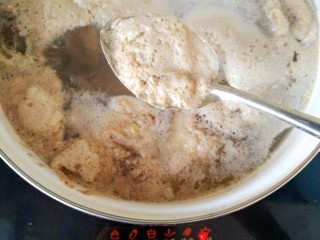 冬日暖心鸡汤,撇沫:趁着水烧开沫浮在边上，用小勺撇走。