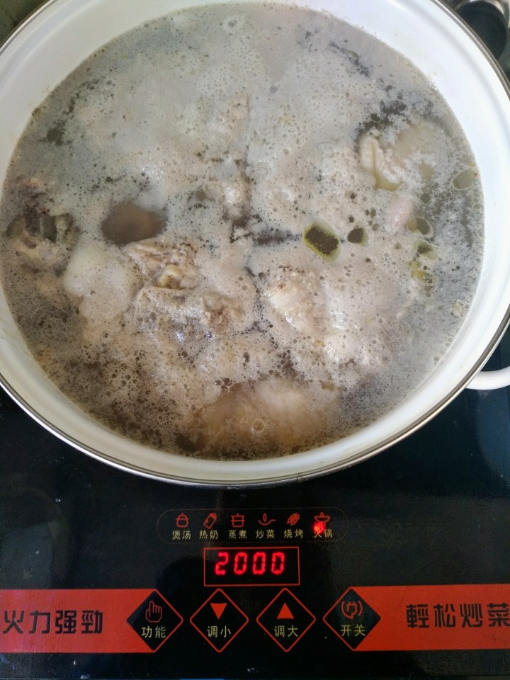 冬日暖心鸡汤,焯水:凉水下锅煮至出沫。
