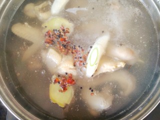 冬日暖心鸡汤,放料:放入葱姜，料酒，花椒，大料。