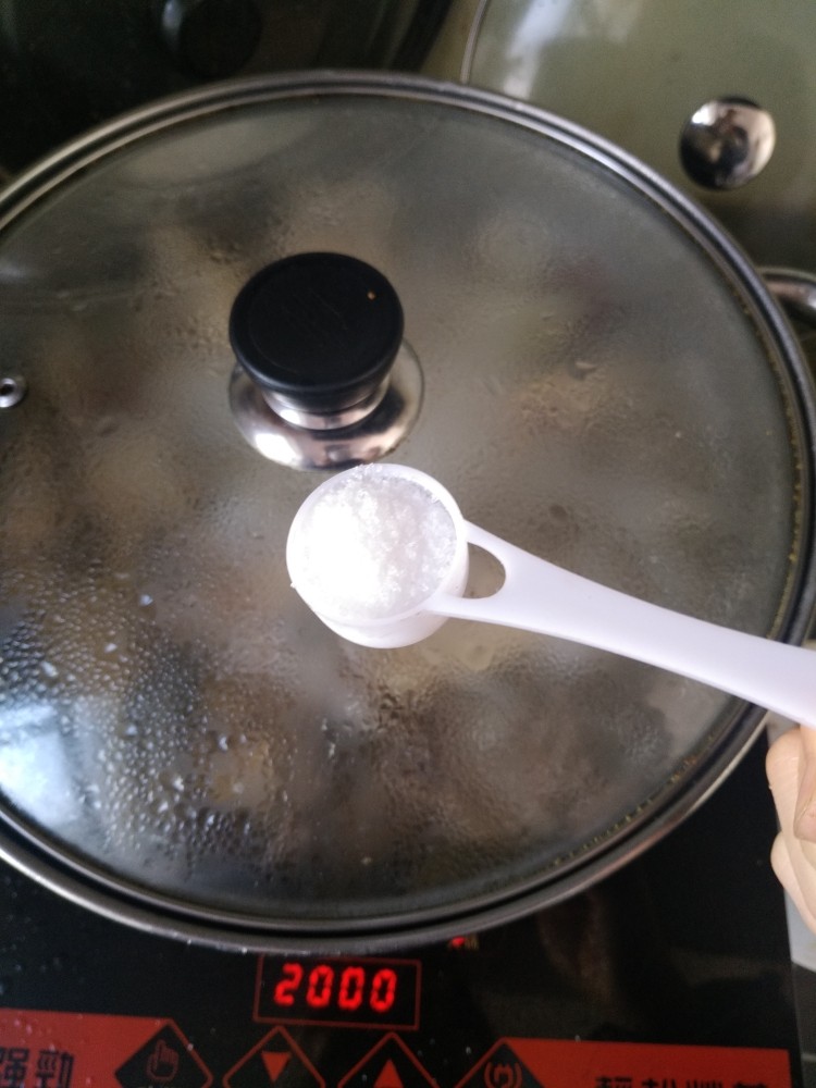 冬日暖心鸡汤,鸡肉快熟的时候放一勺盐 咱们中国人做饭没有那么太精确的克数，可以以依自己的情况加减分量。