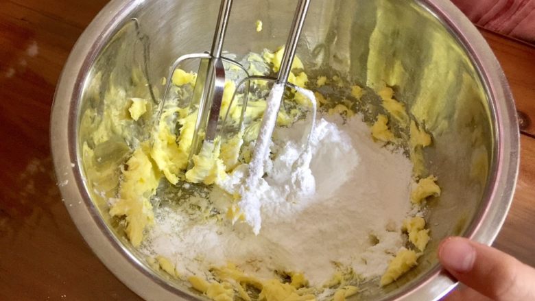 小熊扁桃仁饼干,黄油用电动打蛋器打散后，加入糖粉。