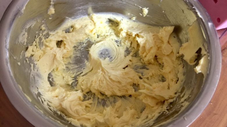 小熊扁桃仁饼干,打至鸡蛋液与黄油完全融合。