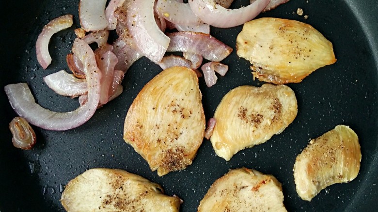 牛油果鸡胸意面,煎至鸡胸两面焦黄后撒适量黑胡椒和海盐。