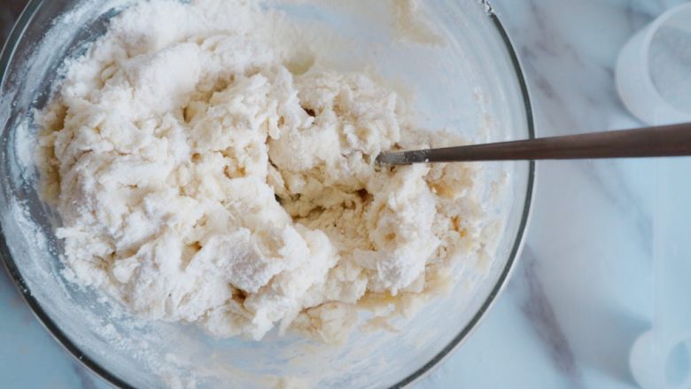 创意奶牛花纹切片馒头,用勺子搅拌到没有太多干面粉