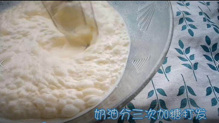 自制奶油蛋糕（附打发奶油教程）,分三次加入白砂糖进行打发 盆里和打蛋器不能含有水 否则打不起来