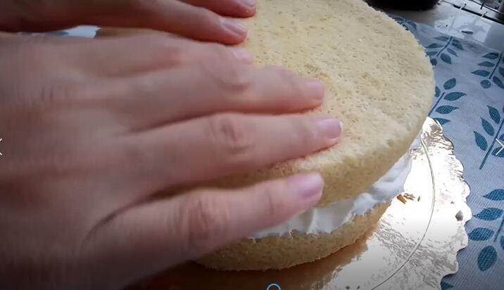 自制奶油蛋糕（附打发奶油教程）,盖上另一片蛋糕
