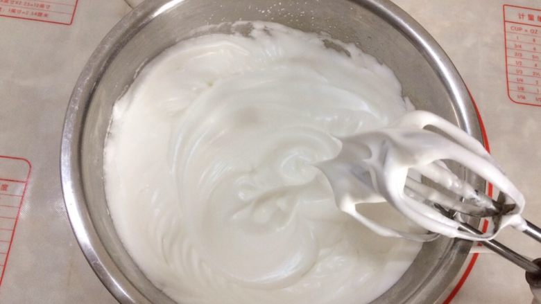 杯子蛋糕,打发好的蛋白，当提起打蛋器的时候，蛋白能拉出短小稍微有点弯曲的尖角，表示已经达到了硬性发泡。