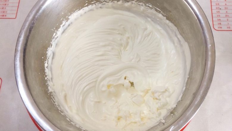 杯子蛋糕,淡奶油加入适量的细砂糖（甜度因个人喜欢）打发至有明显的纹路，提起打蛋头不会低落下来即可，最后就是装饰啦！