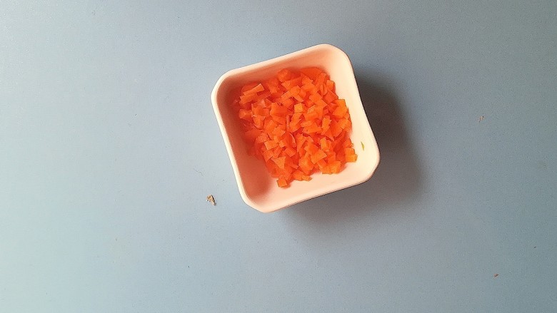 #宝宝辅食#山药蔬菜疙瘩汤,将胡萝卜洗净去皮切成小颗粒状