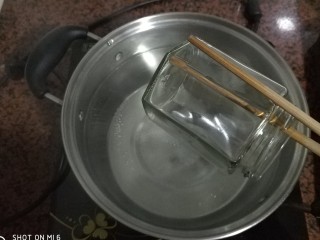 红枣姜膏,提前将玻璃罐用热水消毒下。把瓶子的水份擦干净，不擦干净的水份，把红枣姜膏装进去的话会发霉哦
