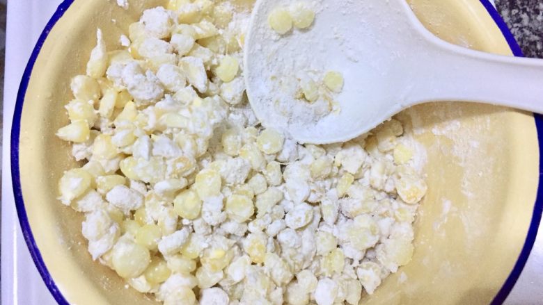 黄金玉米烙,搅拌均匀，使每一粒玉米都沾上淀粉。