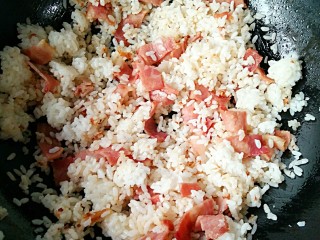 泡菜培根炒饭&昆布汤,然后加入剩米饭炒散，使米饭均匀的沾满培根的肉香。