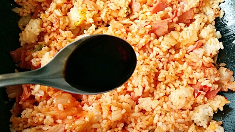 泡菜培根炒饭&昆布汤,加入25ml日式口味沙拉汁。