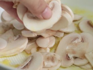 黑椒芦笋炒蘑菇,放入蘑菇片，翻炒出水。