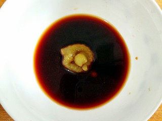 秋葵两吃,在碗中挤适量的青芥末，加入日式酱油和味淋搅拌均匀。