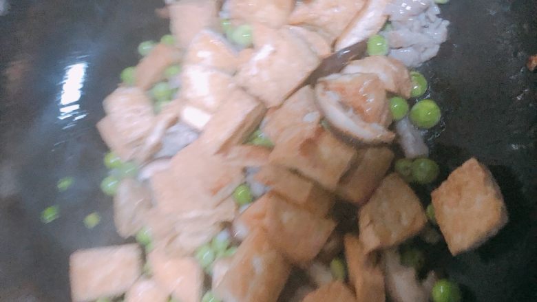 豌豆香菇豆腐,豌豆香菇炒熟后再放入豆腐，加入盐，鸡精炒匀，加入水淀粉勾芡装盘