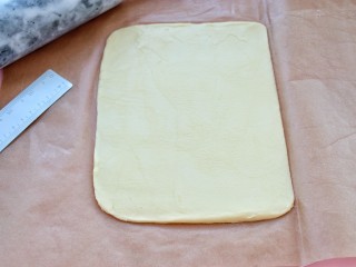 可颂面包,将裹入黄油放到油纸上,用走棰擀成16*20cm的长方形