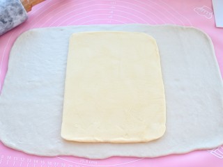 可颂面包,冷冻好的面团取出，擀成黄油片两倍大的面片