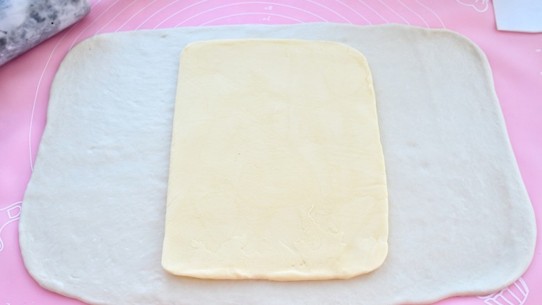 可颂面包,冷冻好的面团取出，擀成黄油片两倍大的面片