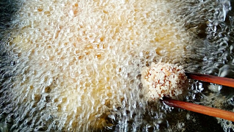 劲爆鸡米花,锅中宽油，烧至6成热后转小火,放入裹好面包糠的鸡米花。