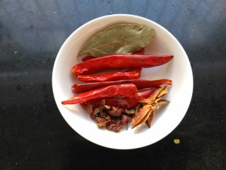 香辣粉条鸡皮煲,准备好辣椒，八角，一片香叶，花椒