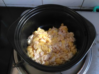 香辣粉条鸡皮煲,砂锅烧热，不要另外放油，把鸡皮放入。必须得是可以干烧的砂锅哦。