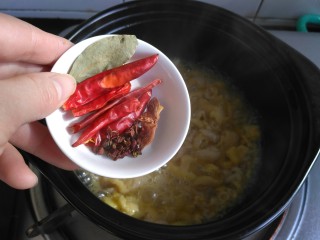 香辣粉条鸡皮煲,把辣椒，香叶，花椒，八角放入，煸炒出香味