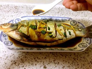 清蒸鳊鱼,入味期间，可以用勺子舀汁反复浇在鱼身上，有助于更好的入味
