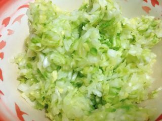 日式煎饺 香甜可口,卷心菜腌渍过盐之后，会出水，把卷心菜的水分挤掉。