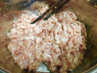 日式煎饺 香甜可口,加到如图，将肉末打上了水即可。