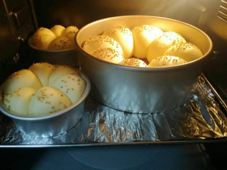 花环小汉堡,预热好后，把面包送入烤箱烤制，160度27分钟。上色后及时盖上锡纸。