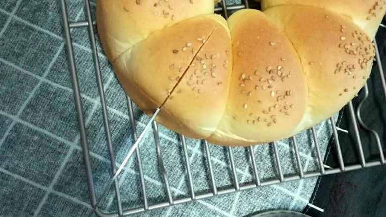 花环小汉堡,用面包刀在每个面包中间切一下，不要切断哟。